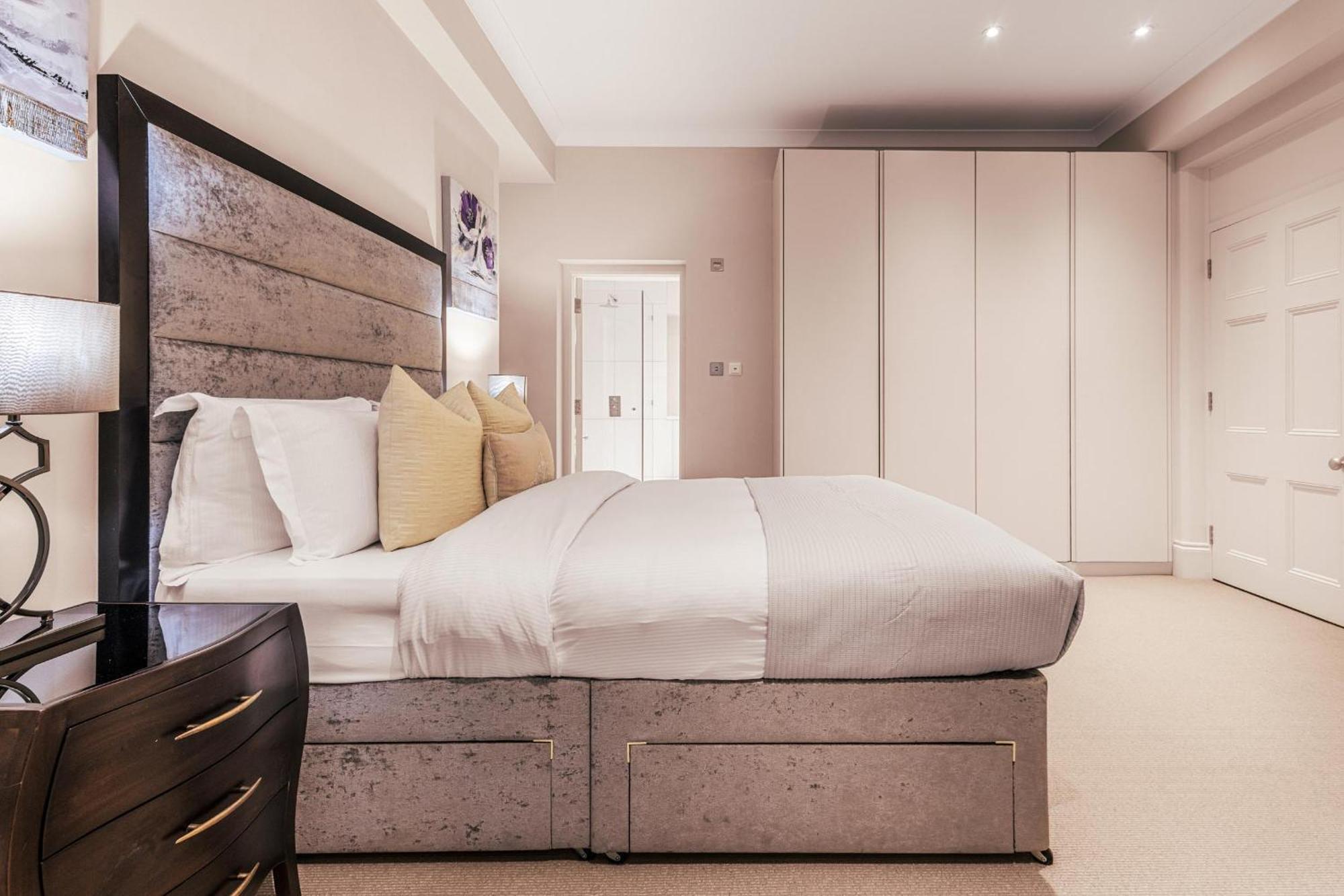 Chic One-bedroom Flat Apartment *